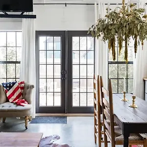 Hip, Cozy With A Fire Pit In Cleveland Park Holiday home Nashville